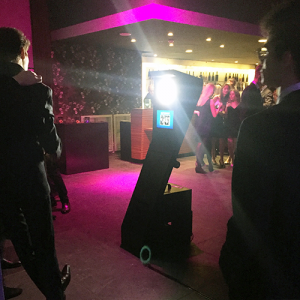 Une-borne-photo-installee-lors-d-une-soiree-d-entreprise